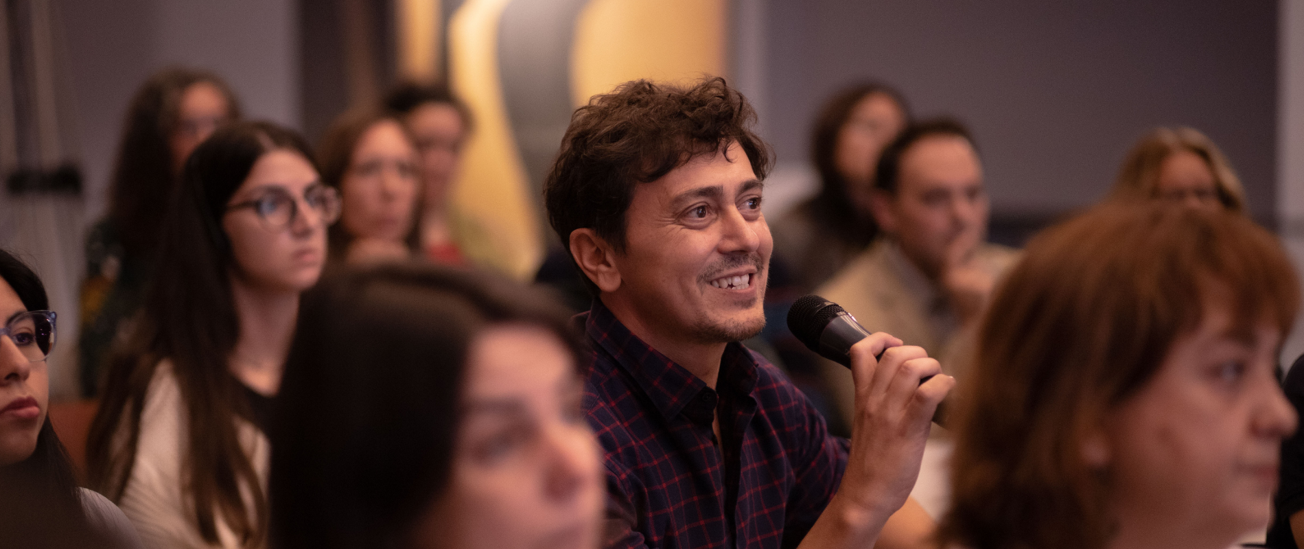 header-hombre-mirando-europeannetwork-enii-accioncontrahambre